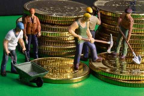 Leksaksfigurer bland högar med mynt
